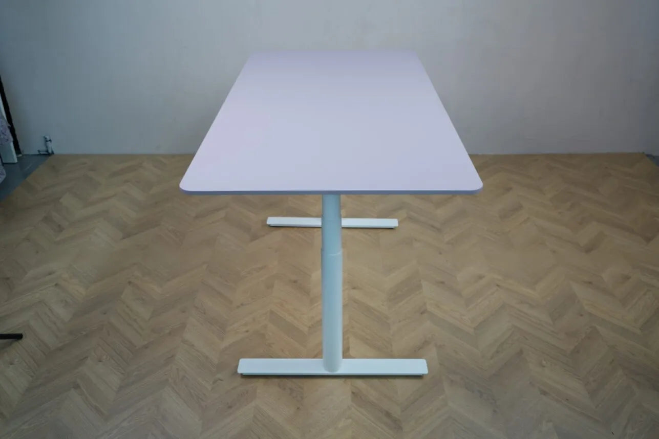 Lilla raise sænkebord fra Arnehus med slidstærkt lilla digitalt kontrolpanel med fokus og hvidt stel, justerbart ergonomisk skrivebord til moderne arbejdsplads.