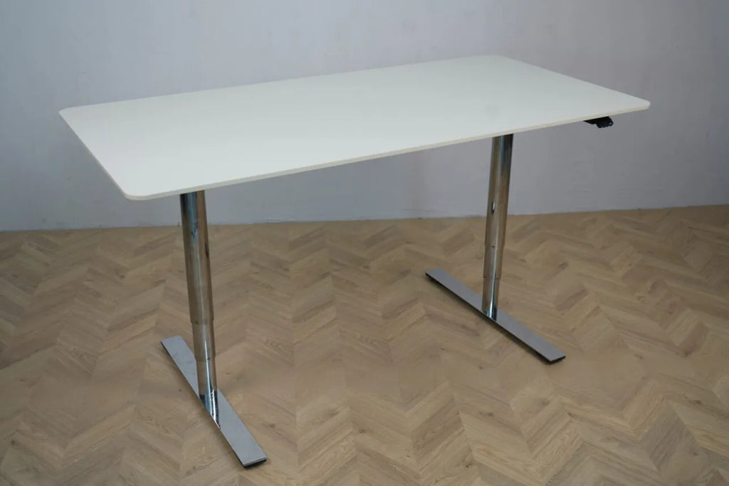 Arnehus elfenbenshvidt ergonomisk skrivebord – højdejusterbart bord med slidstærk linoleumsplade og elegant forkromet stel.