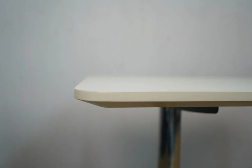 Elegant elfenbenshvid linoleumsbordplade med forkromede ben – højdejusterbart bord fra Arnehus