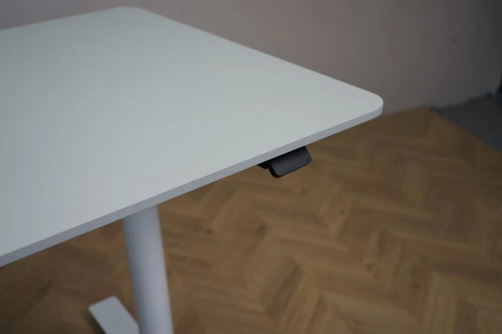 Ergonomisk, off-white justerbart skrivebord med slidstærk linoleumsplade