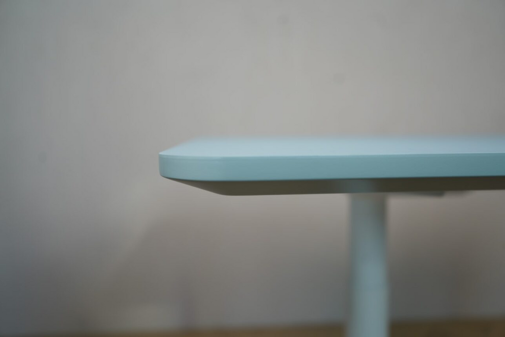 Hæve-sænkebord i himmelblå farve, fremstillet af Arnehus med slidstærke materialer og moderne skandinavisk design