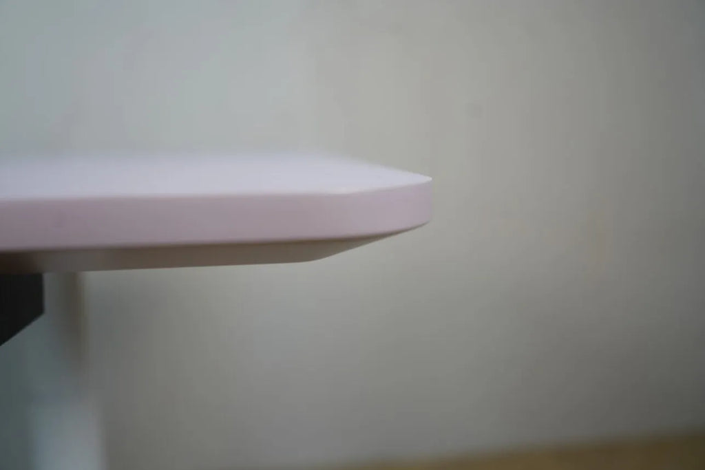 Lilla raise sænkebord fra Arnehus med slidstærkt lilla sidebillede og hvidt stel, justerbart ergonomisk skrivebord til moderne arbejdsplads