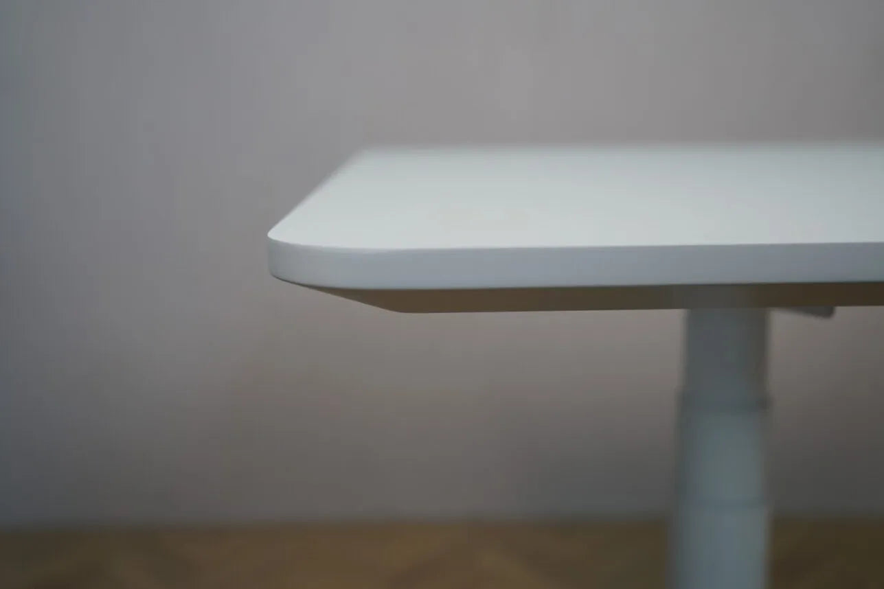 Moderne justerbart skrivebord i off-white finish – Arnehus Møbler