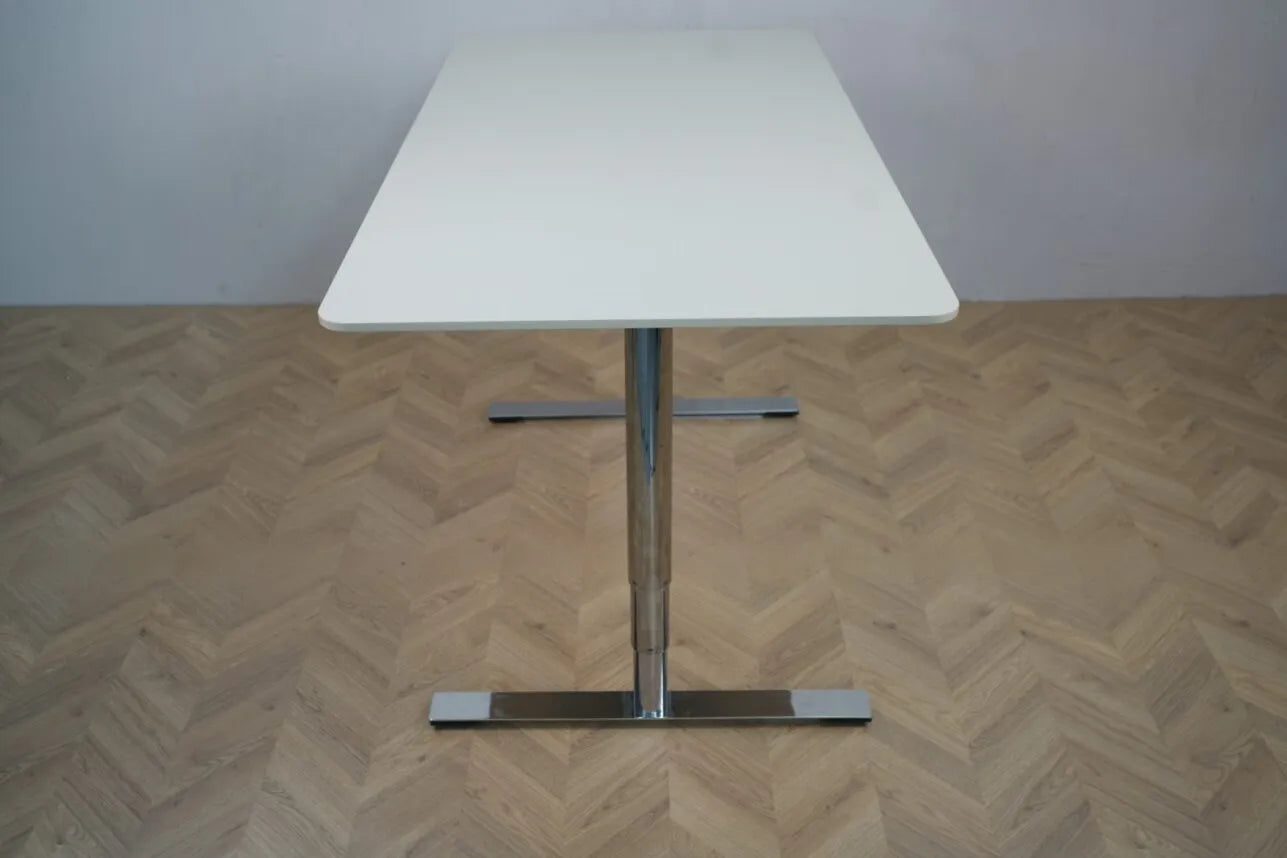 Skandinavisk elfenbenshvidt højdejusterbart bord – perfekt til hjemmearbejdspladsen eller kontoret