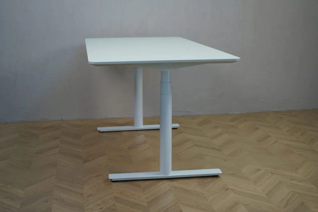 Skandinavisk, off-white justerbart bord – Elegant og funktionelt design