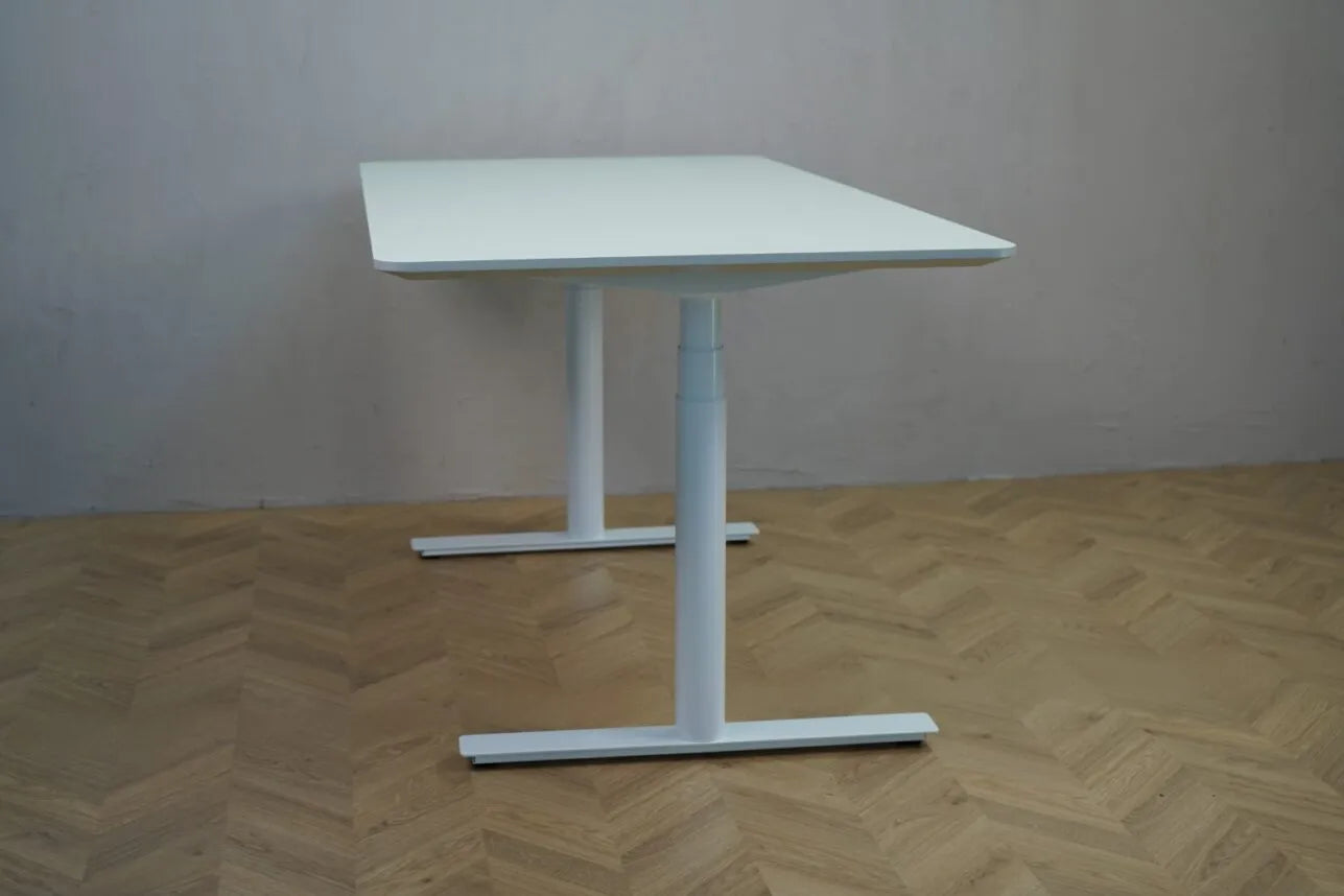 Skandinavisk, off-white justerbart bord – Elegant og funktionelt design